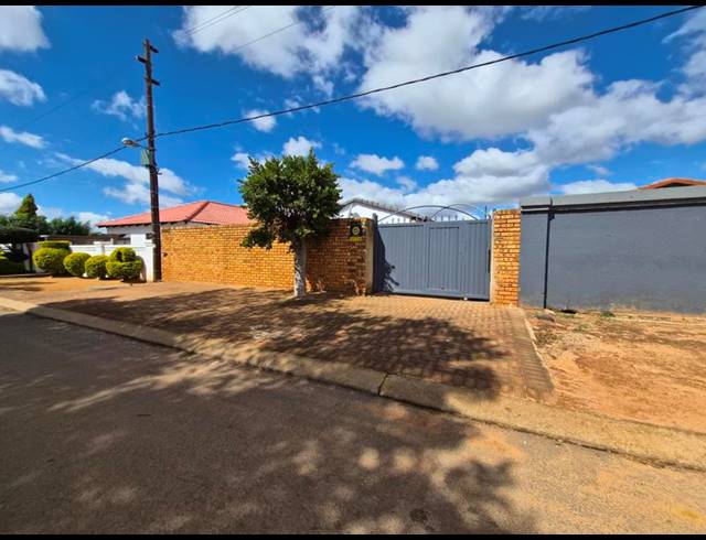 3 BEDROOM HOUSE FOR SALE IN PROTEA GLEN